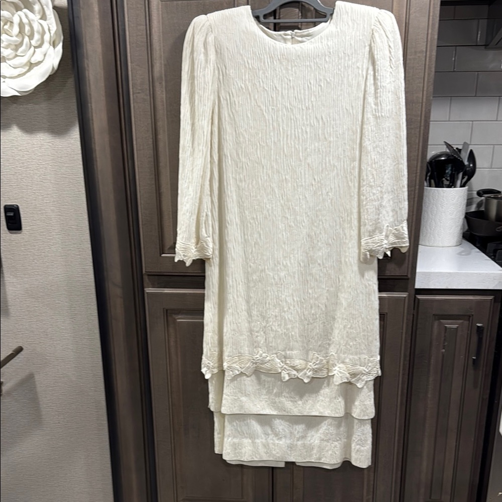 Vintage 1980’s Leslie Fay Ivory Colored Dress, good vintage condition